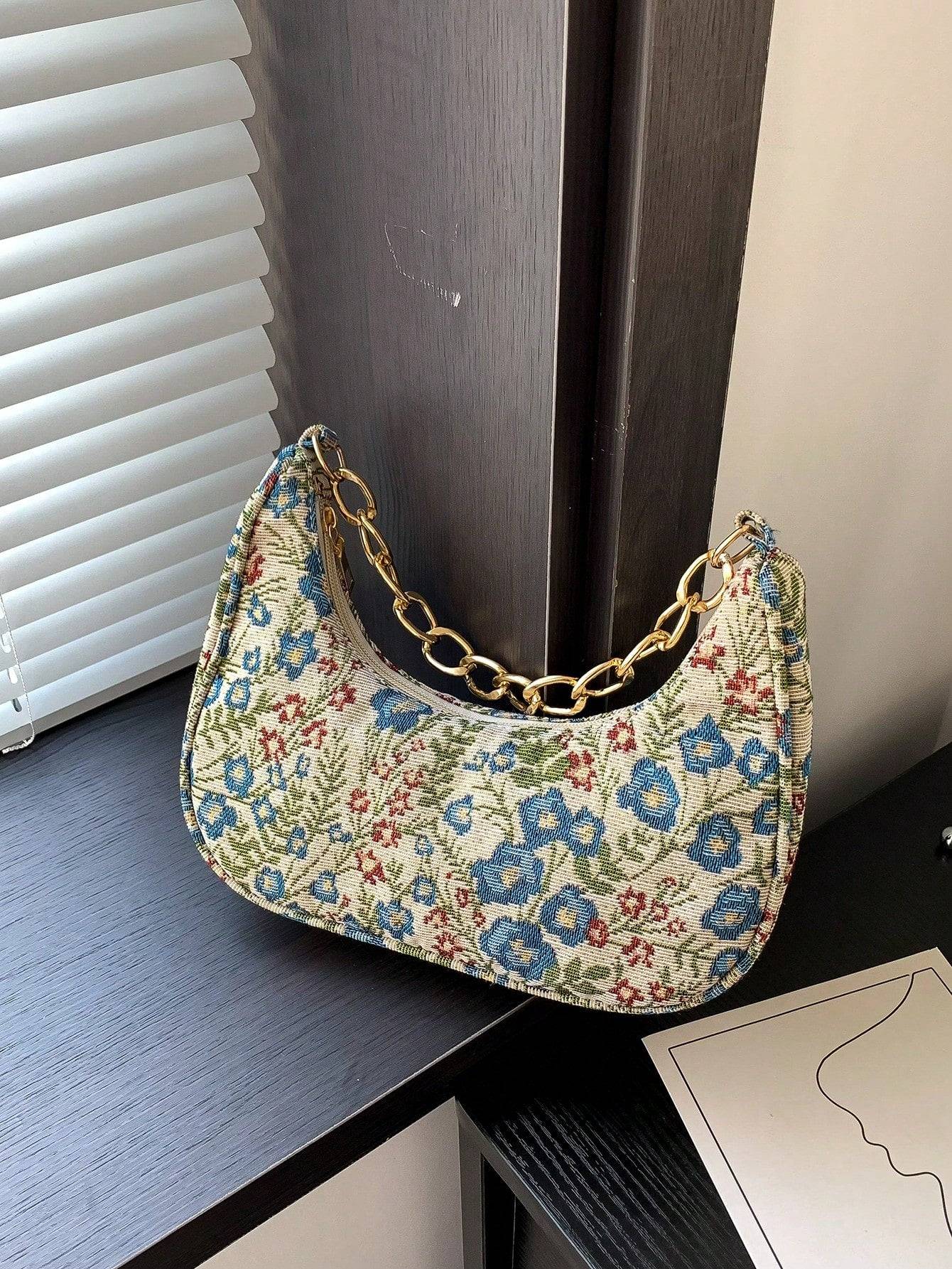 Bolso de mano con forma de media luna y flores