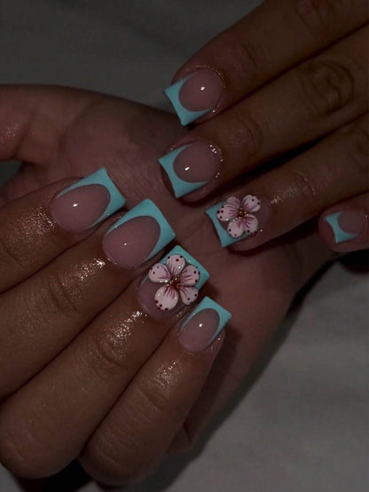 Uñas francesas con diseño floral a presión